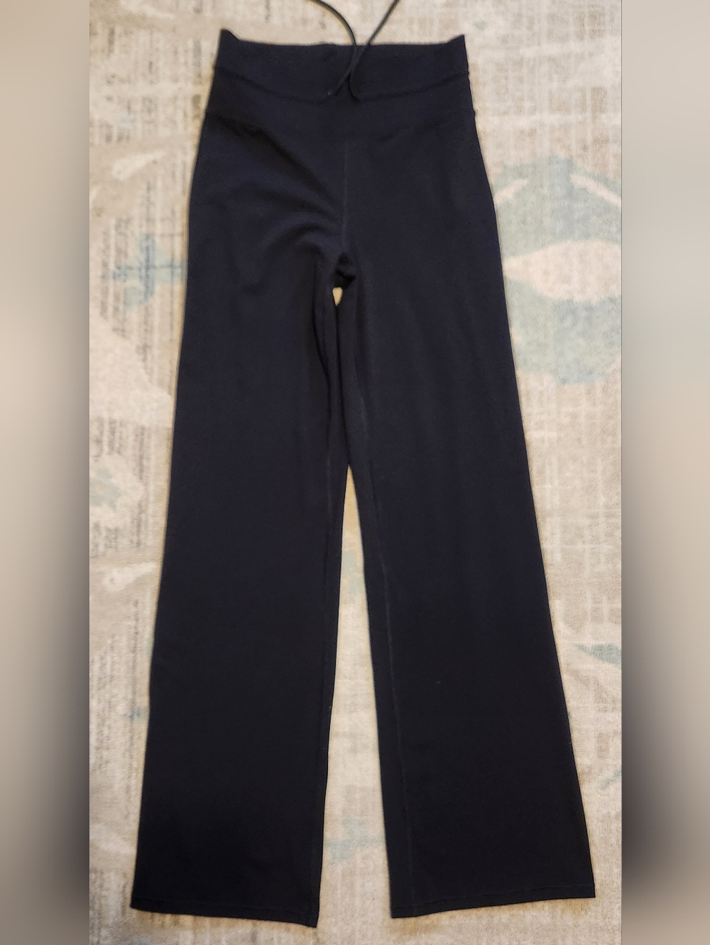 Vuori Daily Wideleg Pants. Black. Size Small. EUC